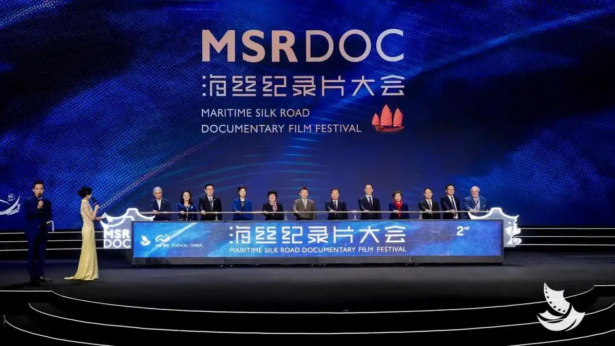 <p>会议签到二维码的制作通常通过会议管理系统完成。以快会务为例，会务人员在系统中创建会议后，系统会自动生成专属的签到二维码。参会者只需使用手机扫描二维码，即可完成签到操作。</p>

<p>快会务的签到二维码支持多种格式导出，包括PDF、图片等，便于打印张贴或嵌入到会议通知、邀请函中。系统还支持二维码的个性化设置，如添加会议名称、日期、地点等信息，提升专业度。</p>

<p>在实际应用中，快会务曾为某行业大会生成了2000多个签到二维码，并通过系统实时统计签到数据，帮助主办方精准掌握参会情况。此外，系统还支持批量导出签到记录，便于会后归档和分析。</p>