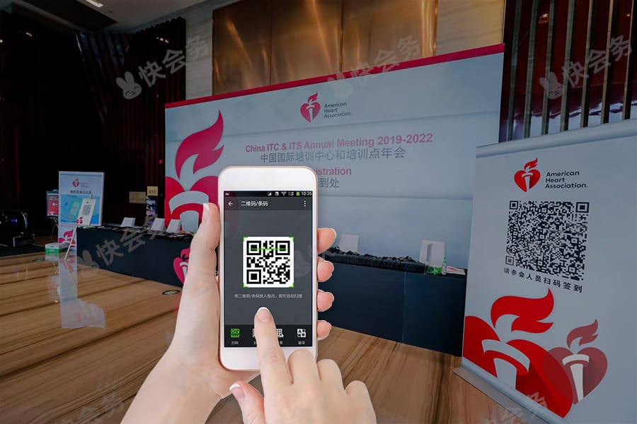 <p>会议管理系统通过数据驱动和多渠道整合的方式，显著提升了经销商大会的邀约效率。系统支持短信、邮件、微信、会议微站等多种邀约渠道的统一管理，实现精准推送。同时，系统可根据经销商的历史行为、参会记录等数据，生成个性化邀约内容，提高邀约成功率。此外，系统还支持自动发送提醒、签到通知等功能，减少人工操作，提升邀约效率。</p>

<p>在实际应用中，企业可通过系统设置邀约模板，结合经销商的行业属性、合作阶段等因素，制定差异化的邀约策略。系统还能实时追踪邀约效果，如打开率、点击率、签到率等，为企业提供数据支持，便于优化邀约策略。</p>