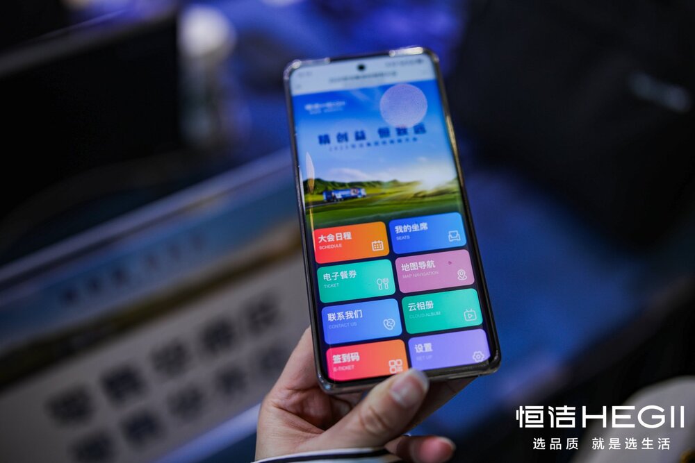 <p>智能会务系统通过集成先进的语音识别技术，能够将会议中的语音内容实时转化为文字，从而确保会议内容的完整性与准确性。系统不仅能够识别发言人，还能根据语义理解会议内容，识别出关键议题、决策点和任务分配等内容，并进行结构化整理。</p>

<p>此外，系统还具备智能摘要功能，可以自动提取会议中的重点信息，生成简洁明了的会议纪要。这种自动化处理方式不仅减少了人工整理的时间，也降低了因人为疏漏导致的信息遗漏风险。</p>

<p>以快会务为例，其系统在多个大型会议中成功应用，通过语音识别与AI摘要技术，为用户提供精准、高效的会议记录服务，确保会议成果能够及时传达并有效执行。</p>
