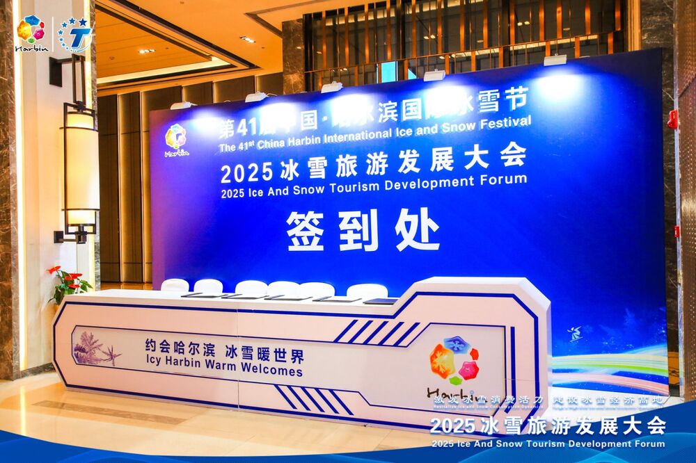 <p>会议管理系统与签到小程序的融合在多个实际应用场景中得到了广泛应用，为企业和组织带来了显著的效率提升。</p>

<p>首先，在企业内部会议中，系统与小程序的结合可以实现会议的全流程数字化管理。例如，在公司月度例会上，组织者可以通过会议管理系统设置会议议程、邀请参会人员、上传会议资料等，参会人员则通过签到小程序完成签到，系统自动记录签到信息，并与会议管理系统同步。这种方式不仅提升了会议效率，还减少了人工操作，提高了数据的准确性。</p>

<p>其次，在行业峰会和学术论坛等大型会议中，系统与小程序的结合可以实现大规模会议的高效管理。例如，在一场千人规模的行业峰会上，组织者可以通过会议管理系统设置多个分会场、安排演讲嘉宾、管理参会人员信息等，参会人员则通过签到小程序完成签到，并根据系统提示进入相应的会场。这种方式不仅提升了签到效率，还实现了会议流程的可视化管理。</p>

<p>此外，在企业培训和团队建设活动中，系统与小程序的结合也可以发挥重要作用。例如，在一场企业培训中，组织者可以通过会议管理系统设置培训课程、安排讲师、管理学员信息等，学员则通过签到小程序完成签到，并在系统中查看培训资料和课程安排。这种方式不仅提升了培训效率，还方便了学员的学习和管理。</p>

<p>最后，在政府机关和事业单位的会议管理中，系统与小程序的结合也可以实现会议的高效管理。例如，在一次政府工作会议中，组织者可以通过会议管理系统设置会议议程、安排参会人员、管理会议资料等，参会人员则通过签到小程序完成签到，并在系统中查看会议内容和任务分配。这种方式不仅提升了会议效率，还提高了政府机关的管理水平。</p>

<p>综上所述，会议管理系统与签到小程序的融合在多个实际应用场景中得到了广泛应用，为企业和组织带来了显著的效率提升。</p>