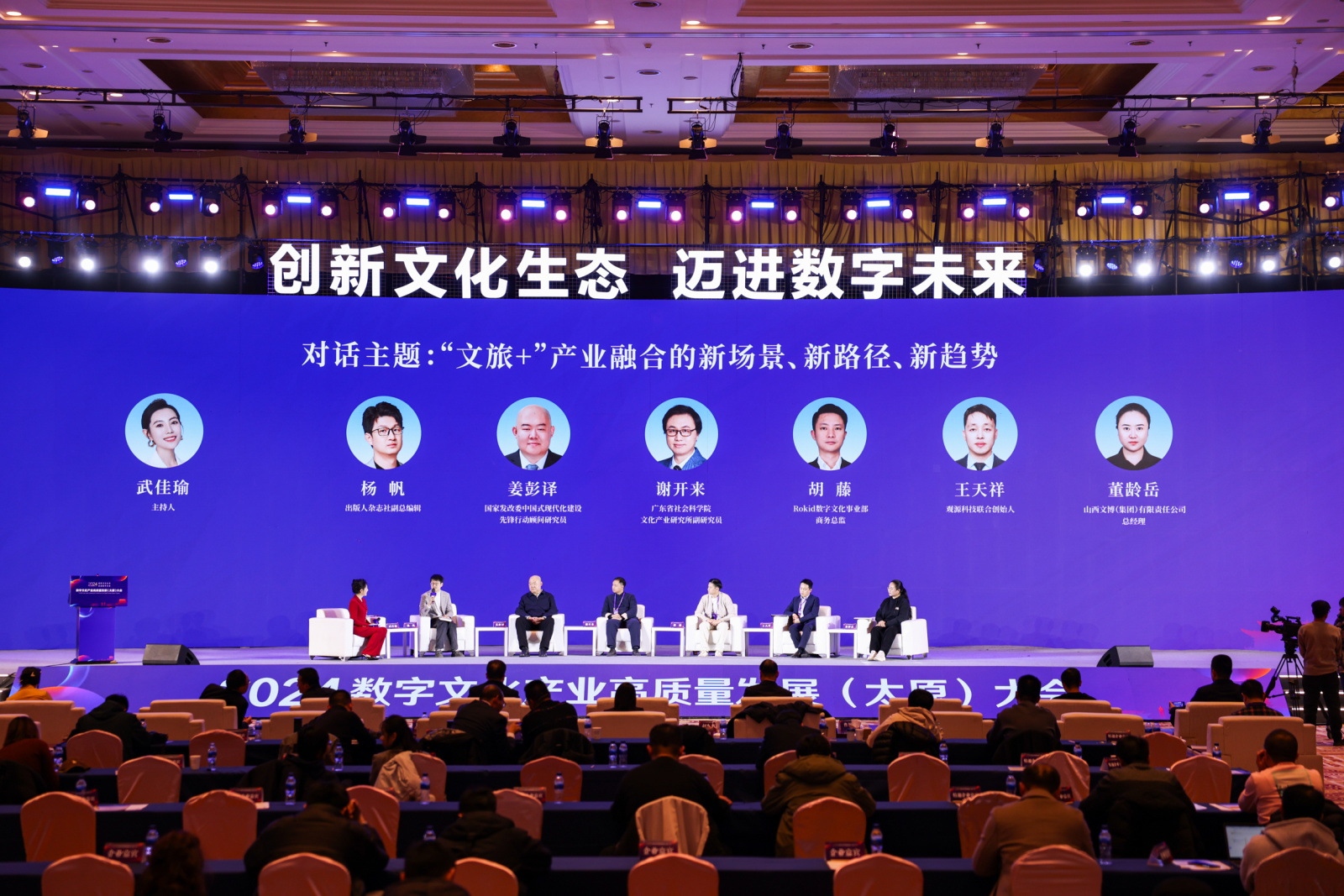 <p>会议签到系统生成签到二维码的过程通常涉及后台管理系统的配置。企业可以在会议签到系统的后台管理界面中，设置会议信息、签到时间、签到地点等参数，并生成对应的签到二维码。参会人员只需扫描该二维码，即可完成签到过程。</p>