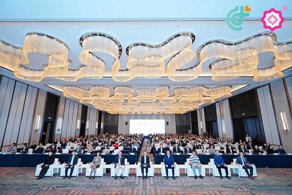 <p>会务管理系统中的协同工具，如任务分配、进度跟踪和在线讨论，通过明确任务责任、实时监控进度和促进即时沟通，显著提升了团队协作效率，减少了决策周期。</p>