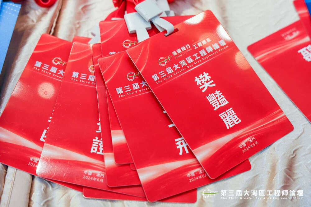 <p>会议签到系统生成签到二维码的流程通常包含三个核心步骤：</p><p>1. 数据准备阶段：系统根据会议信息生成唯一标识码，关联参会者名单与权限设置。例如在快会务系统中，创建会议时需填写名称、时间、地点等基础信息，并导入参会者数据；</p><p>2. 二维码生成环节：通过加密算法将标识码转化为可视化图形。快会务支持动态生成含防伪机制的二维码，可设置有效时间、使用次数等参数；</p><p>3. 场景适配应用：生成的二维码可通过多种载体呈现，包括会议手册印刷、电子邀请函嵌入、现场大屏展示等。参会者扫码后，系统自动校验权限并记录签到信息。</p><p>该技术实现依托于二维码编码标准与安全协议，确保信息传输的准确性和保密性。</p>