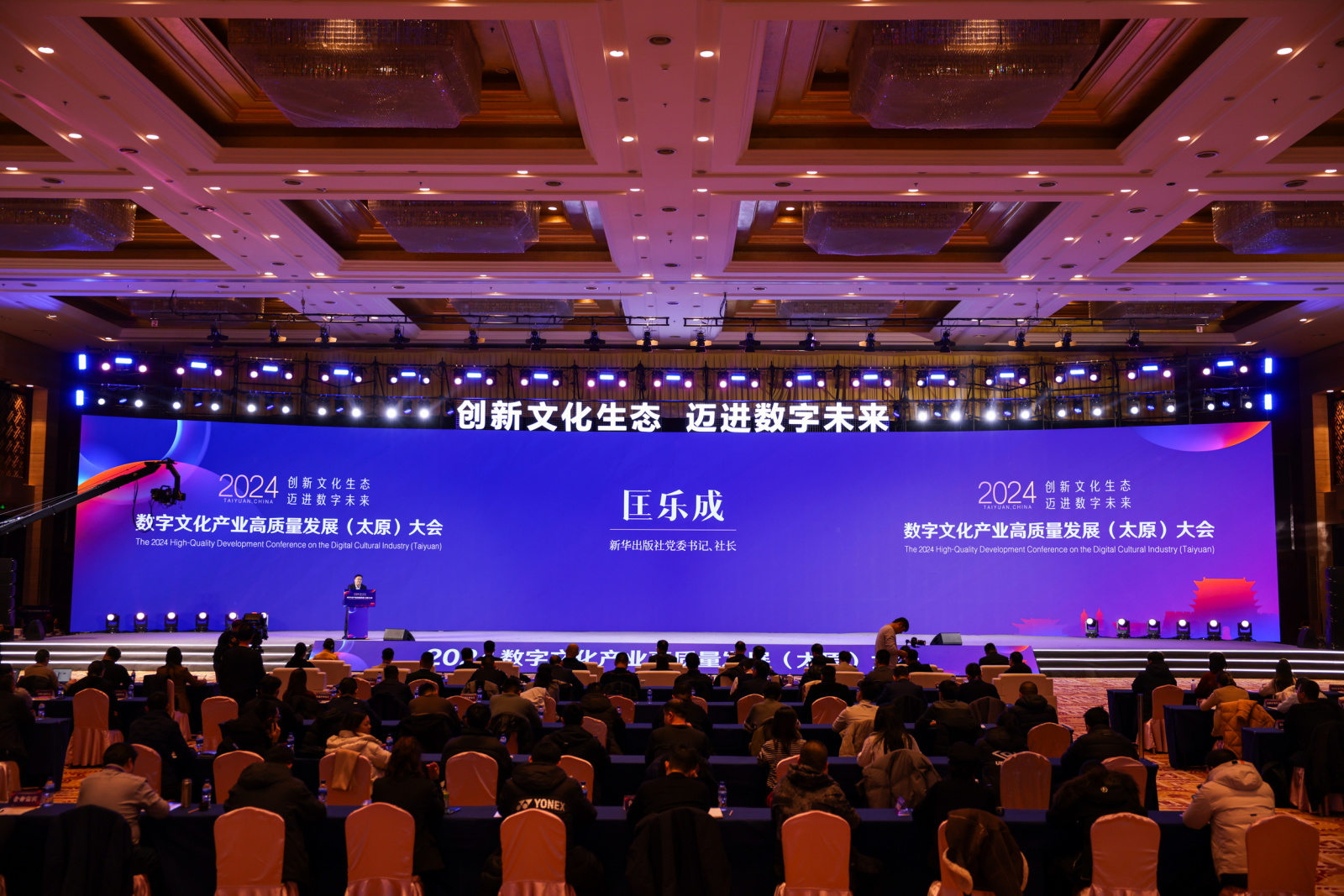 <p>会议签到系统生成签到二维码的过程通常包括以下几个步骤：首先，系统根据会议的基本信息（如会议名称、时间、地点、参与人员等）自动生成唯一的签到二维码。用户通过扫码即可完成签到，系统会自动记录签到时间并验证身份。</p>

<p>在快会务的系统中，用户只需在后台设置会议信息，系统即可自动生成二维码，并支持批量导出或通过短信、邮件等方式发送给参会人员。参会者到达现场后，只需用手机扫描二维码，系统便会自动识别身份并完成签到流程。</p>

<p>签到二维码的生成不仅提升了会议组织的效率，也为后续的数据分析和管理提供了便利。例如，快会务的系统可以记录每位参会者的签到时间、签到地点等信息，帮助酒店更好地了解会议参与情况，优化资源配置。</p>