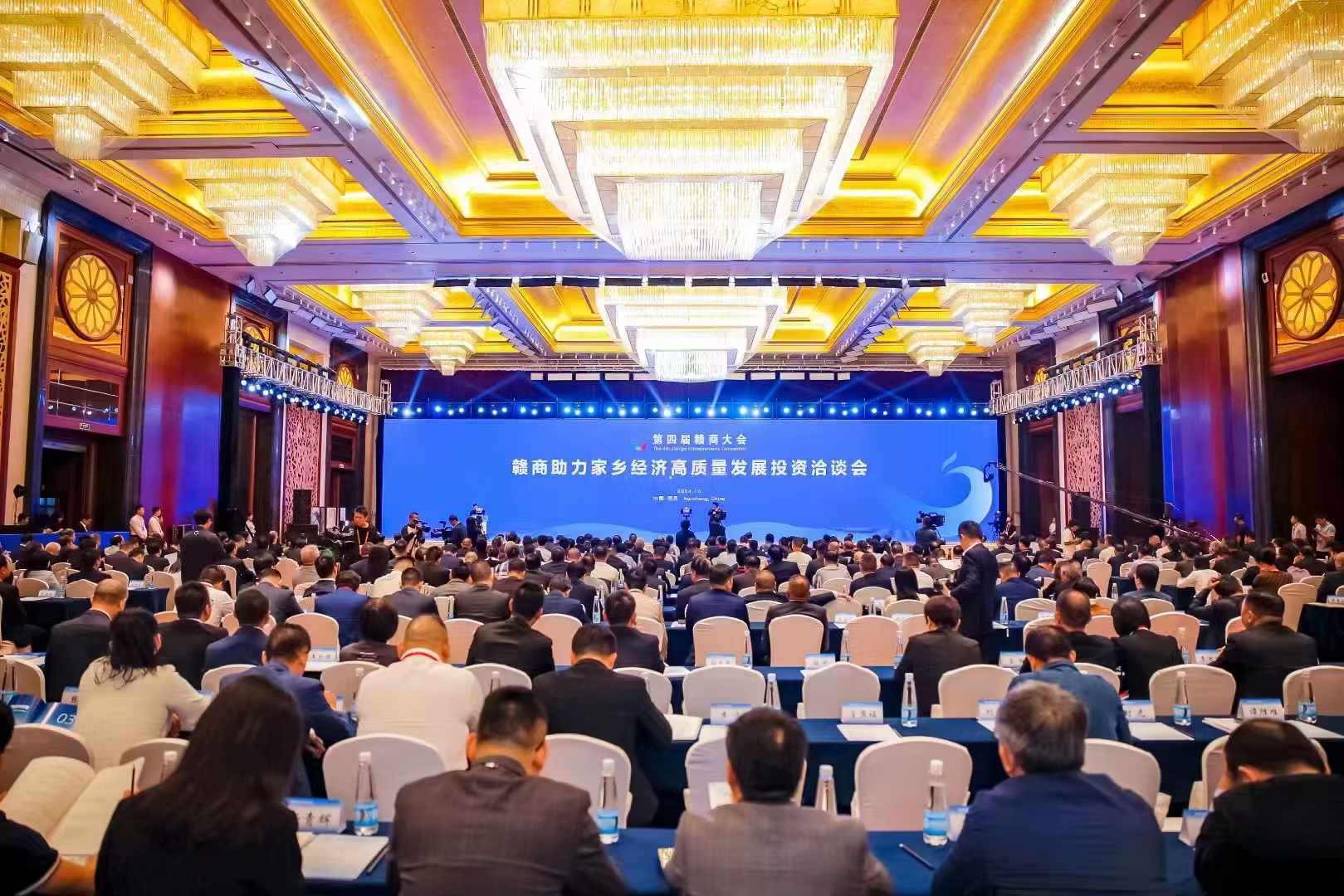 <p>数字化智能会务管理系统是一种基于数字化技术的会议管理工具，它通过整合多种智能化功能，实现会议前、中、后期的全流程管理。该系统通常包括预约报名、购票、现场签到、日程管理、嘉宾管理、会前邀约、会中互动、会后统计等模块。</p>

<p>数字化智能会务管理系统的核心在于“智能”二字，它利用人工智能、大数据分析、语音识别等技术，提升会议管理的效率与质量。例如，系统可以通过语音识别自动生成会议纪要，通过数据分析优化会议流程，通过互动功能增强与会者参与度。</p>

<p>快会务作为业内领先的数字化智能会务管理系统，已被广泛应用于各类大型会议和活动。其系统不仅功能全面，还支持高度自定义，能够满足不同会议场景的需求，帮助组织者实现会议管理的数字化转型。</p>