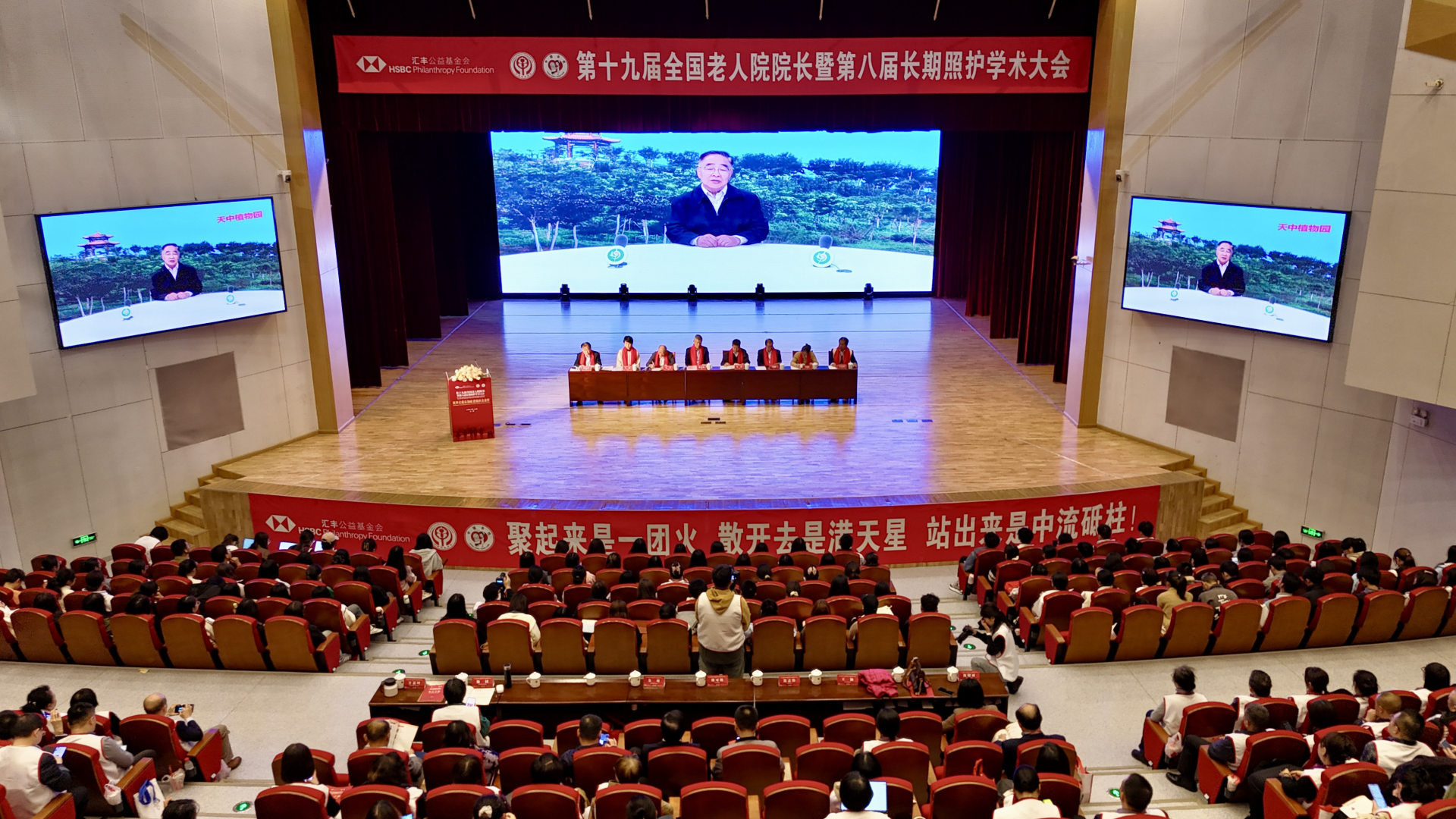 <p>系统通过实时监控会议室状态与设备资源，结合智能算法自动匹配最佳资源。例如，某企业通过系统将会议室利用率从65%提升至92%，冲突率下降75%。具体流程为：用户提交预约申请后，系统自动检索空闲资源，并根据会议规模、设备需求等参数生成推荐方案，同时提供备选方案供选择。此外，系统支持资源使用历史数据分析，帮助管理员优化资源分配策略。</p>