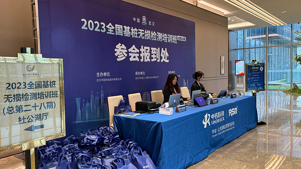 <p>合作伙伴大会实现资源整合与协同创新的关键在于构建一个开放、高效的交流平台。首先，大会应围绕行业热点话题，如数字化转型、供应链优化、客户体验升级等，邀请行业专家与企业代表进行深入探讨，促进知识共享。</p>

<p>其次，大会应通过会议管理系统，实现参会人员的精准匹配与互动。例如，快会务支持的嘉宾管理与互动功能，能够让与会者在会前、会中、会后进行有效沟通，形成合作意向。</p>

<p>此外，大会还应注重数据的整合与分析。通过会议管理系统收集的参会数据、互动数据、反馈数据等，主办方可以深入了解会议效果，为后续资源调配与合作方案制定提供参考。</p>

<p>通过以上方式，合作伙伴大会不仅能够实现资源整合，还能推动协同创新，为行业的发展注入新的动力。</p>