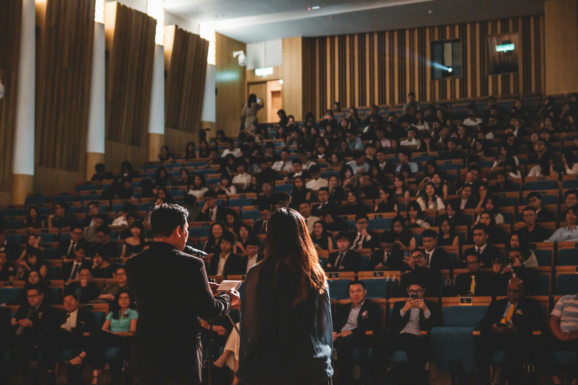 <p>快会务的会议管理系统具备预约报名、购票支付、现场签到、验票、胸牌打印、日程管理、嘉宾管理、坐席管理、接送机、酒店住宿管理、会前邀约、会中互动、会后统计等核心功能。这些功能覆盖了会议管理的全流程，帮助企业高效组织会议。</p>

<p>预约报名功能支持参会者在线报名和购票，简化了报名流程；现场签到和验票功能提高了签到效率，避免了排队等待；胸牌打印功能则提升了参会者的体验。</p>

<p>日程管理和嘉宾管理功能帮助企业高效安排会议日程和管理嘉宾信息；坐席管理功能则优化了会场布局，提升了参会者的体验。</p>

<p>会前邀约、会中互动和会后统计功能则帮助企业提升会议的互动性和参与度，同时提供了详细的会议数据，便于后续分析和优化。</p>