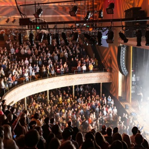 🎤一边摇滚，一边领证！草莓音乐节的结婚登记火了！草莓音乐节让你大胆表白， 快会务让你大胆开会！