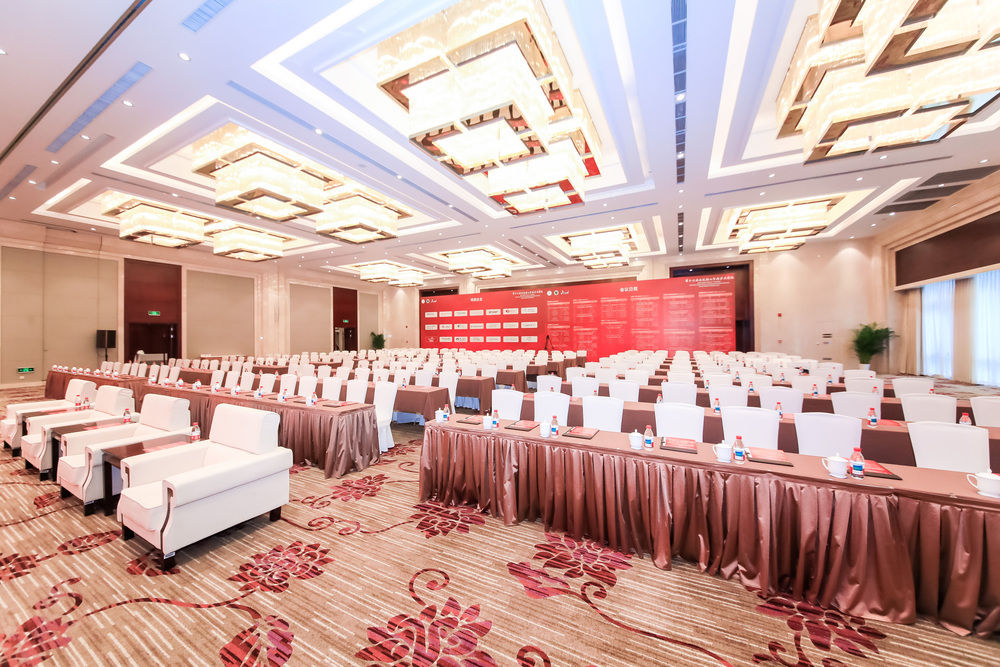 <p>通过自动化流程与数据整合，快会务可减少60%以上的现场人力投入。例如，传统会议需安排专人负责签到、酒店核验、餐饮分发等环节，而一码通行实现‘扫码即办’：签到环节无需人工核对名单，酒店入住无需前台操作，餐饮消费无需发放纸质券。某医药行业年会案例显示，采用快会务方案后，现场工作人员从50人缩减至18人，同时签到准确率从92%提升至99.8%。此外，系统自动生成的数据报表可替代人工统计，进一步降低后期整理成本。</p>