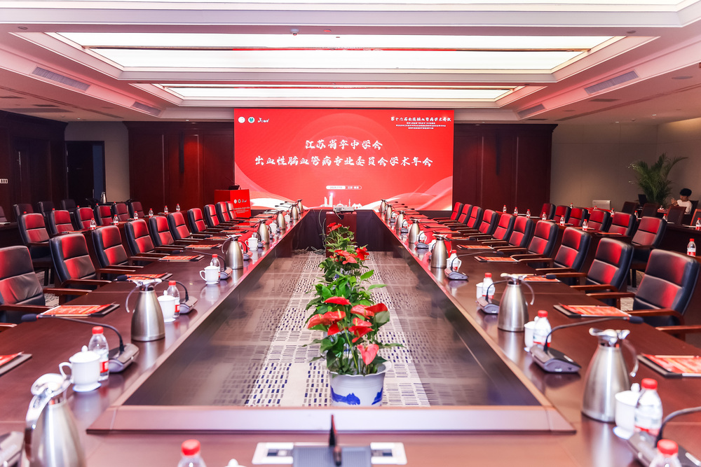 <p>酒店直销系统通过三大机制破解淡季客源难题：其一，场景化产品重构，如亚朵「会议+客房」套餐将单一住宿扩展为商务解决方案，开元「亲子+研学」产品创造非住宿消费场景；其二，动态定价引擎，系统根据淡季时段自动调整价格弹性，工作日会议套餐降价25%同时赠送附加服务，刺激需求；其三，全渠道库存管理，直销系统与OTA、自有APP库存同步，设置「淡季专属库存池」锁定目标客群。以开元酒店为例，其研学产品通过系统精准推荐课程，使家庭客群占比从18%提升至35%，非住宿消费占比达45%，证明直销系统能有效将淡季空闲资源转化为收益。</p>