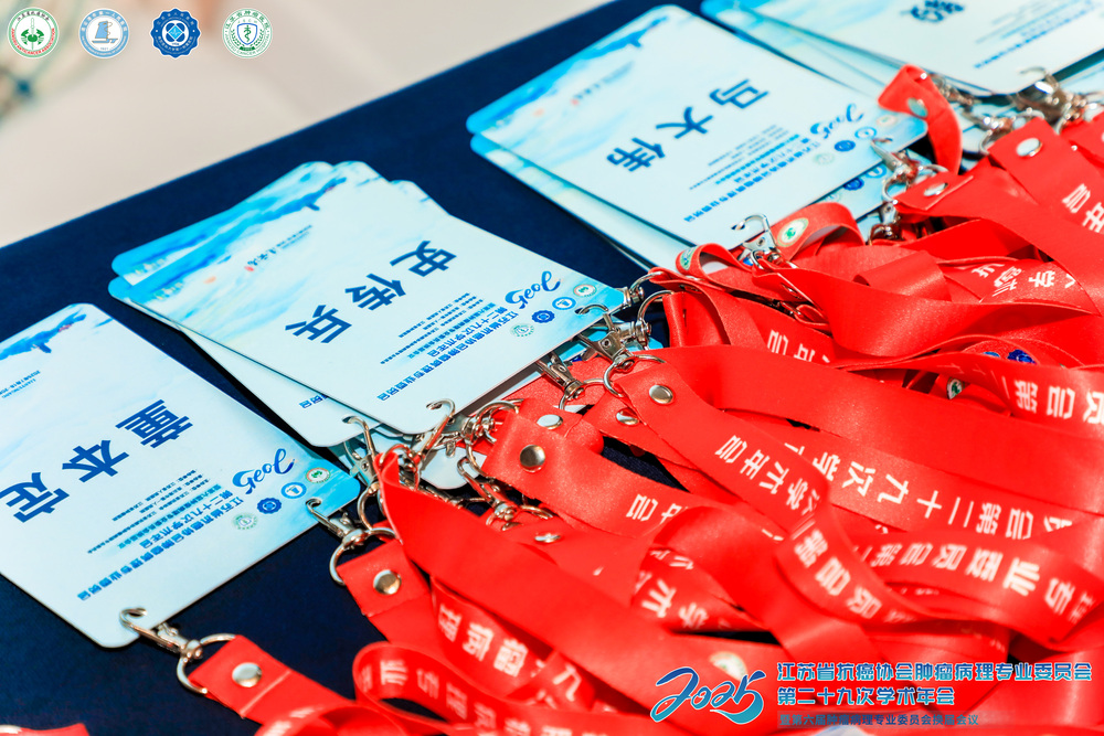 <p>会务管理系统通过自动化流程，优化会议筹备、通知、资料整理等环节，减少人工干预，提升会议效率。例如，系统可以自动发送会议通知，提醒参会者准时参加；同时，系统还能集中管理会议资料，方便参会者下载和查阅，避免了传统方式下资料分发和整理的繁琐过程。</p>