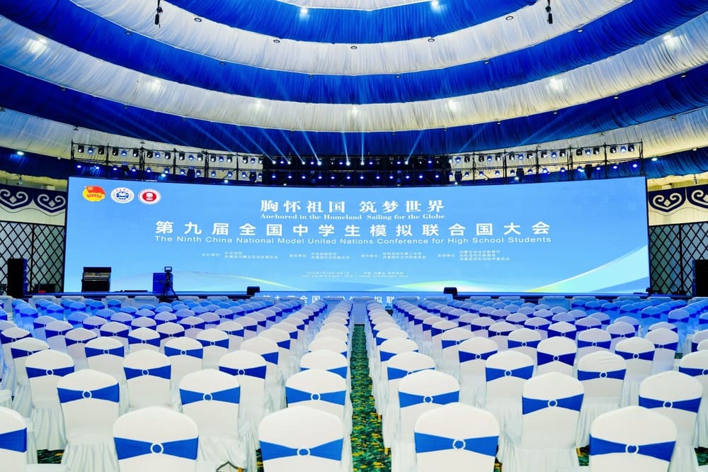 <p>快会务提供全流程的坐席与酒店管理解决方案，覆盖从规划到执行的每一环节：</p><ul><li><strong>坐席安排</strong>：支持按桌分座位、按座位号分座位及自由区域分座位三种模式。系统自动生成可视化座位图，支持手动调整（如为VIP预留前排座位），并与签到功能联动，扫码后自动指引至座位。某政府论坛使用后，座位分配时间从8小时缩短至40分钟。</li><li><strong>酒店住宿</strong>：集成智能匹配算法，根据嘉宾预算、地理位置及房源状态自动推荐酒店。支持嘉宾自行在线预订或主办方后台统一分配，房态实时更新避免超售。某企业年会通过快会务预订200间客房，误差率为0。</li><li><strong>数据协同</strong>：坐席与酒店信息同步至参会者微站，嘉宾可查看座位位置、酒店地址及接送机安排，减少现场咨询压力。</li></ul>