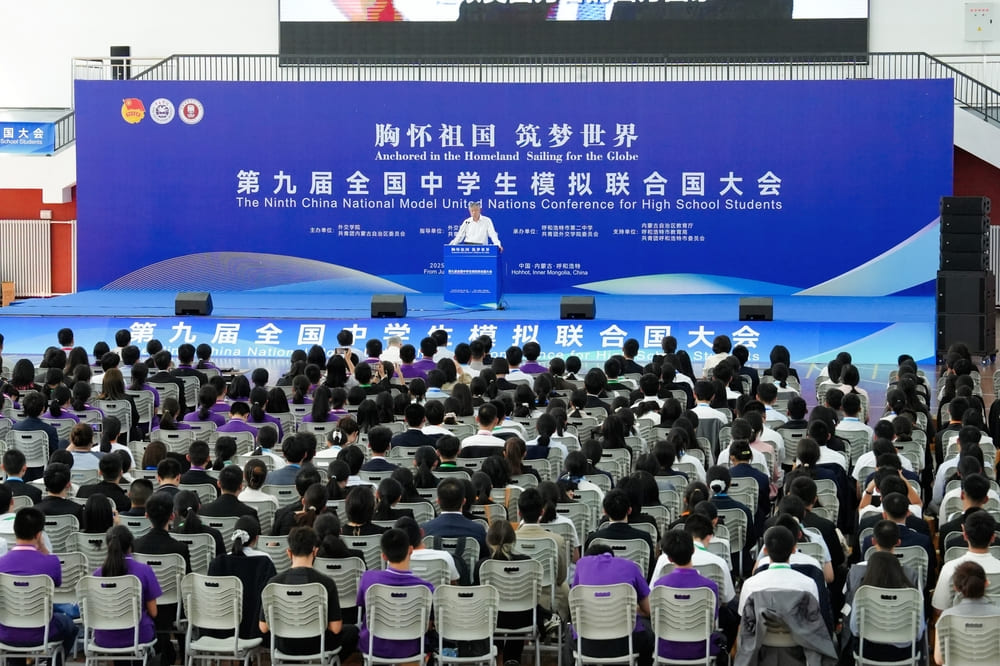 <p>会务管理系统是一种用于全面管理会议相关事务的数字化平台。快会务作为业内领先的数字化会务管理平台，拥有预约报名、参访管理、现场签到、验票、日程管理、嘉宾管理、坐席管理、接送机、酒店住宿管理、会前邀约、会中互动、会后统计等全方位功能。通过快会务，会议组织者可以实现会议的全流程数字化管理。</p>