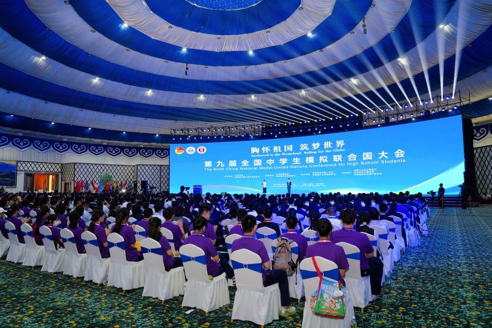 <p>快会务系统通过多重技术保障数据安全：1. 数据加密传输，采用SSL/TLS协议对签到信息进行加密，防止传输过程中被截获；2. 权限分级管理，主办方、工作人员、参会者分别设置不同访问权限，例如工作人员仅能查看签到状态，无法修改参会者信息；3. 数据脱敏处理，签到记录中隐藏身份证号、手机号等敏感信息，仅保留必要字段；4. 本地化存储与云端备份结合，核心数据存储在主办方私有服务器，同时通过区块链技术实现云端不可篡改备份；5. 定期安全审计，系统自动检测异常登录、批量操作等风险行为，并触发预警机制。例如，某金融峰会使用快会务系统后，未发生任何数据泄露事件，参会者隐私保护评分达98.6分（第三方机构测评）。</p>