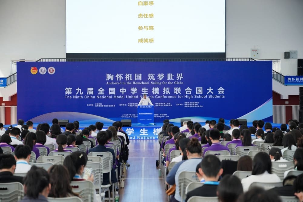 <p>二维码签到在会议签到中具有显著优势。首先，它操作简便，参会者只需出示二维码即可完成签到；其次，效率高，能迅速处理大量参会者的签到请求；最后，准确性高，能有效避免人为错误。然而，二维码签到也依赖网络环境，且二维码易被复制或伪造，需采取相应措施加以防范。</p>