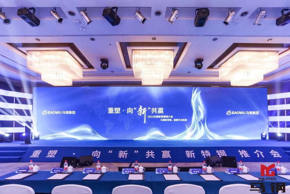 <p>可以。快会务提供标准化API接口，支持与酒店PMS、展区门禁系统、餐饮POS机等第三方平台数据互通。以某五星级酒店集团合作案例为例，系统通过OAuth2.0协议对接酒店房态管理系统，参会者扫码后，酒店前台自动获取入住信息并生成电子房卡，同时更新会议系统中的住宿状态。整个过程无需人工干预，数据同步延迟低于1秒。对于未开放接口的遗留系统，快会务提供中间件解决方案，通过数据中转层实现兼容。</p>