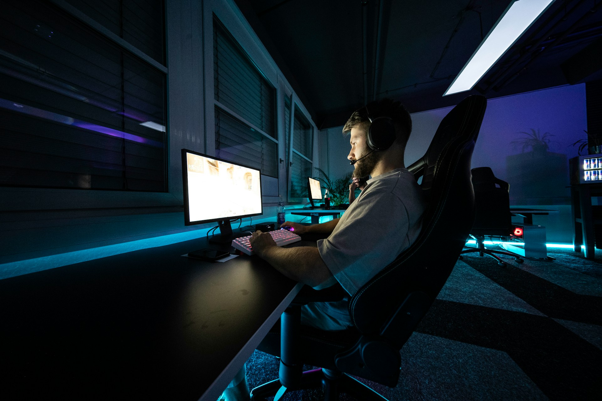 <p>会议微站通过提供互动交流平台、在线问答、投票调查等功能，极大地提升了参会者的互动体验。参会者可以在微站上与其他参会者进行实时交流，分享观点和经验。同时，会议组织者可以通过微站发布互动话题和投票调查，引导参会者积极参与讨论和决策。这种互动体验不仅增强了会议的趣味性和参与感，还有助于促进会议目标的达成。</p>