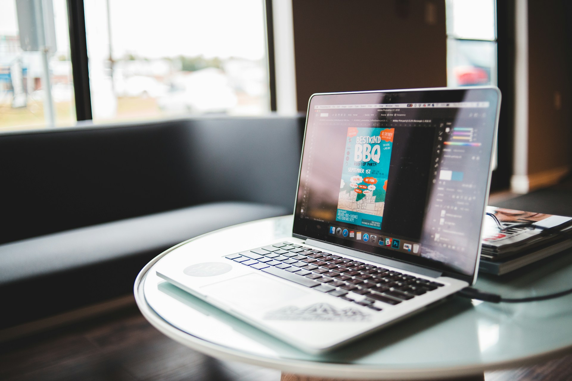 <p>系统通过API接口或中间件实现与用友、金蝶等财务系统的无缝对接。导出数据包含参会者姓名、订单号、支付金额、支付方式等字段，财务人员可直接导入系统生成凭证，减少人工录入错误。以某上市公司年会为例，系统导出5000份缴费记录后，通过接口自动同步至财务系统，1小时内完成开票与收入确认，效率较传统方式提升90%。若财务系统无开放接口，系统也支持导出符合标准格式的CSV文件，通过Excel公式转换后导入。</p>