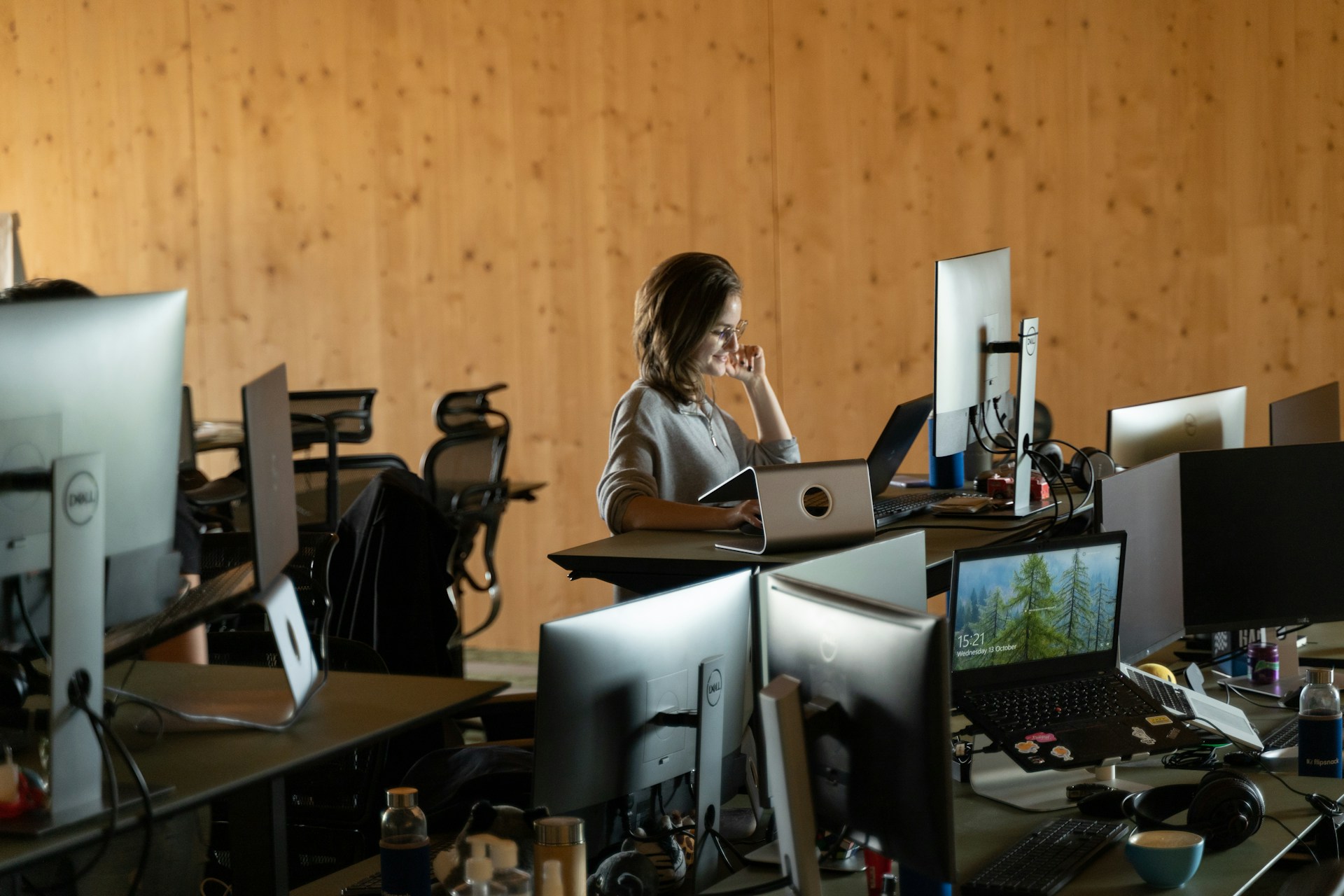 <p>电子签到系统与二维码签到在实现方式上存在显著差异。电子签到系统主要依赖于预先录入的参会者信息，通过输入姓名或编号进行签到，这种方式需要一定的设备支持，且前期数据录入工作较为繁琐。而二维码签到则是通过扫描包含个人信息的二维码完成签到，无需额外设备录入信息，更加便捷。然而，二维码签到依赖于网络环境和扫描设备的稳定性，而电子签到系统则对设备稳定性要求相对较低。在实际应用中，选择哪种签到方式需根据会议规模、设备条件及参会者习惯等因素综合考虑。</p>