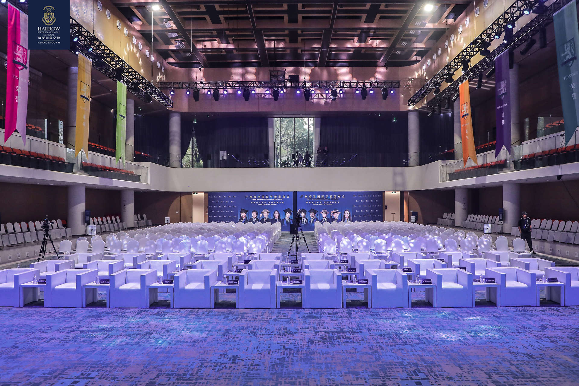 <p>会议微站通过提供在线问答、讨论区等互动功能，极大地提升了参会者的互动体验。参会者可以在会议微站上提问、发表观点，与其他参会者进行实时交流。这种互动方式不仅促进了信息的共享和传播，还增强了参会者之间的联系和合作。此外，会议微站还可以设置投票、抽奖等互动环节，增加会议的趣味性和参与感。</p>