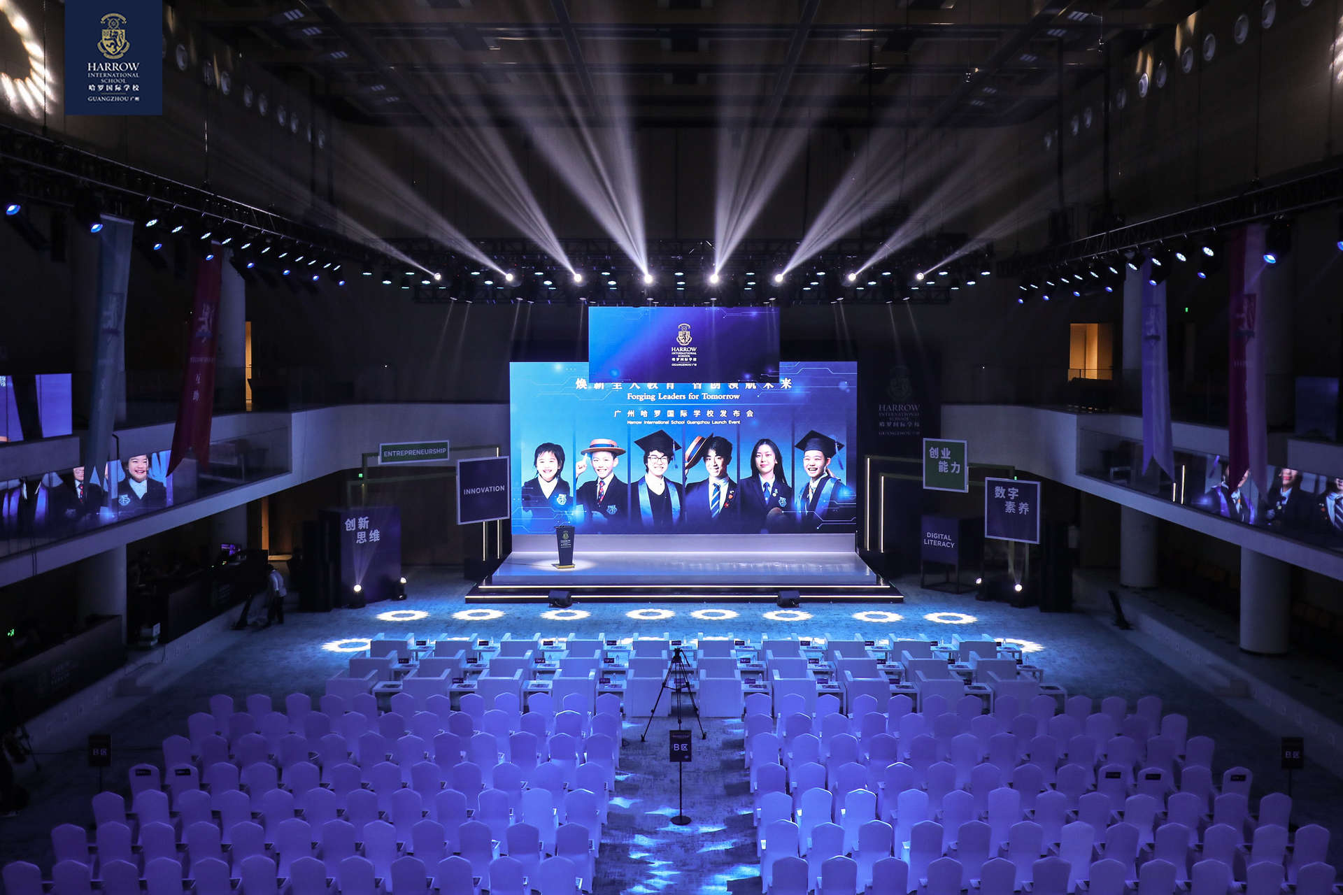 <p>在政务会议的执行过程中，需特别关注会议流程的标准化、参会人员的精准管理、会场设备的稳定性、以及会后数据的归档与分析。此外，还需结合智慧城市平台，实现会议与城市交通、气象、安防等系统的联动，确保会议安全、高效进行。例如，在大型政府会议中，需根据实时交通数据调整嘉宾接送路线，根据气象预报调整会议安排，根据安防数据优化会场安保部署。</p>