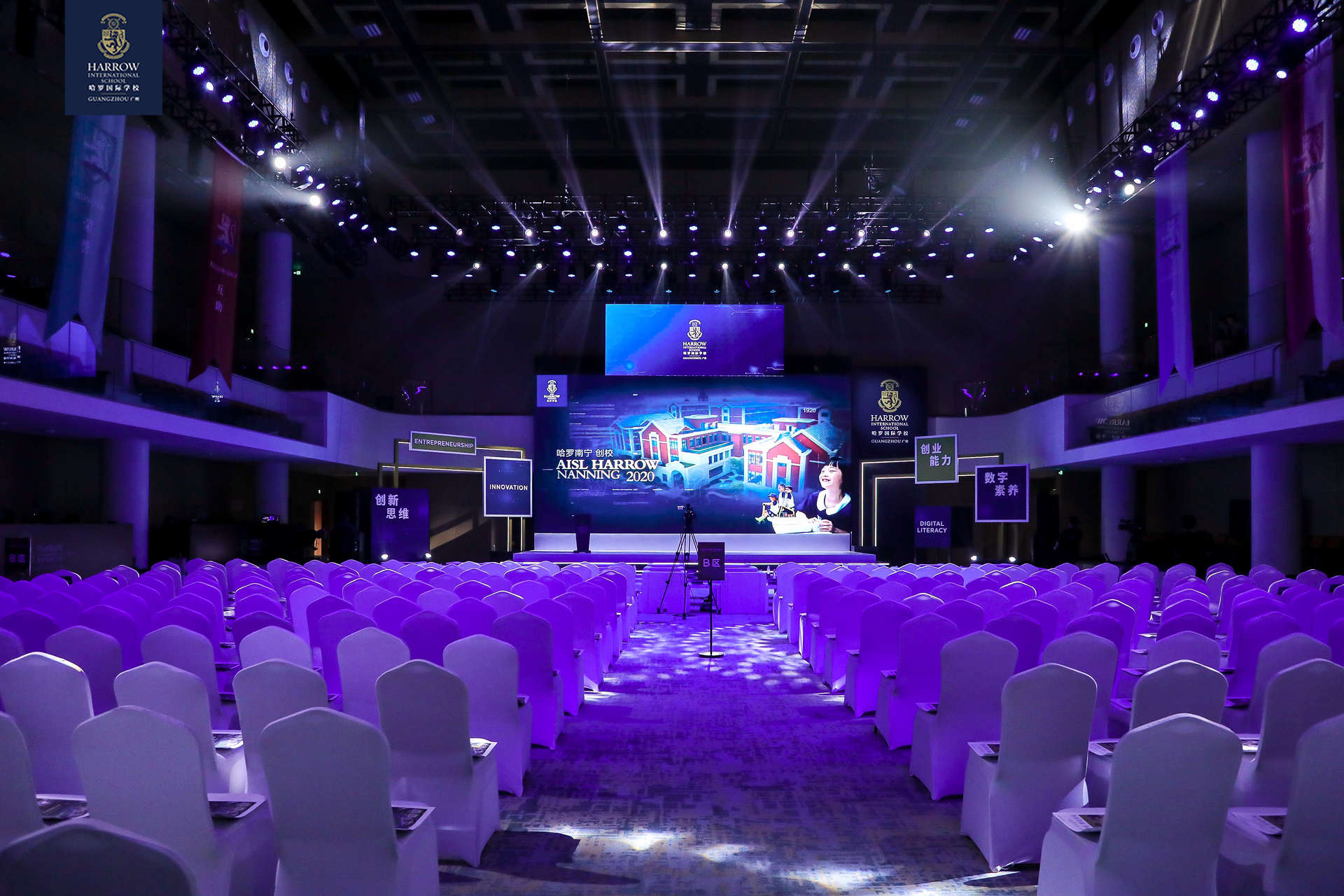 <p>学术会议管理系统通常包含注册管理、日程安排、直播点播、数据分析、电子票务等功能。注册管理支持在线支付、批量导入，减少人工操作错误，提升注册效率；日程安排可拖拽调整，实时同步至参会者APP，避免信息滞后；直播点播支持多机位切换、高清录制，满足学术会议专业需求；数据分析模块生成参会者画像、传播效果报告，为主办方提供决策依据；电子票务与二维码签到结合，实现“无接触”入场，提升参会体验。以快会务为例，其注册管理功能支持中、英、日三语界面，吸引全球学者参会；日程安排功能将分会场时间冲突率从15%降至3%，参会者满意度提升至92%。</p>