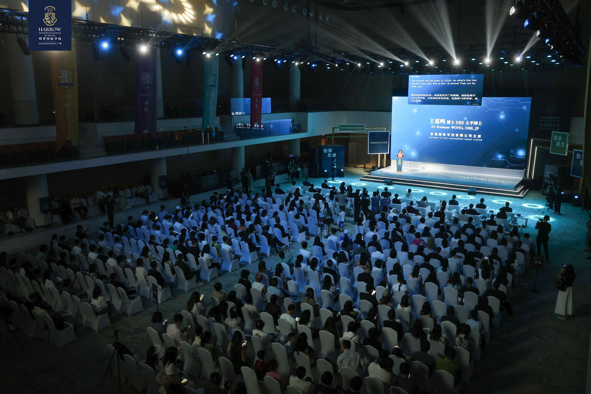 <p>快会务系统通过四大路径实现成本优化：其一，纸质成本削减，某金融机构年会案例显示，人均纸质成本从45元降至8元，纸张消耗减少92%，物流成本下降78%；其二，人力成本降低，系统自动化处理报名审核、签到核验、数据统计等流程，某跨国企业大会将30天的报名周期压缩至7天，审核周期从15天缩短至8小时；其三，时间成本节约，参会者通过微信扫码即可完成报名、签到、资料获取等全流程，某2000人学术会议将现场接待时间从4小时压缩至1小时；其四，机会成本转化，系统精准识别高价值参会者，某医药峰会通过数据分析发现'基层医生'群体需求，调整培训内容后，该群体满意度提升38%。综合测算，系统可帮助企业降低会议整体运营成本40%以上。</p>