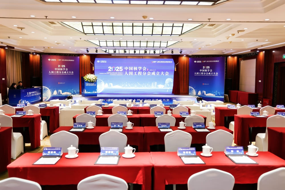 <p>在设计境外客户参访管理系统时，多语言支持至关重要。因为境外嘉宾来自不同的国家和地区，他们的母语可能各不相同。如果系统只支持单一语言，那么很多嘉宾在获取信息、参与互动时就会遇到障碍，影响参访体验。而多语言支持可以确保每位嘉宾都能以自己熟悉的语言获取信息，更好地理解展示内容，参与互动体验，从而提升整体的参访满意度。</p>