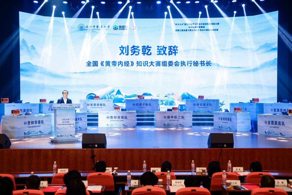 <p>酒店活动价与协议价是两种不同的价格策略。酒店活动价是指酒店针对特定时间段、特定人群或特定活动推出的优惠价格，具有灵活性和吸引力，能够激发年轻客群的消费热情。例如，限时折扣、会员专享、主题活动价等。而协议价则是针对长期合作客户或团体客户的固定价格，具有稳定性高、便于预算规划的特点。在应用上，酒店可以通过直销系统灵活设置活动价，如提前预订立减、团体预订优惠等，吸引更多年轻客户；同时，针对大客户群体，提供协议价预订功能，确保价格稳定性和批量预订的便捷性。</p>