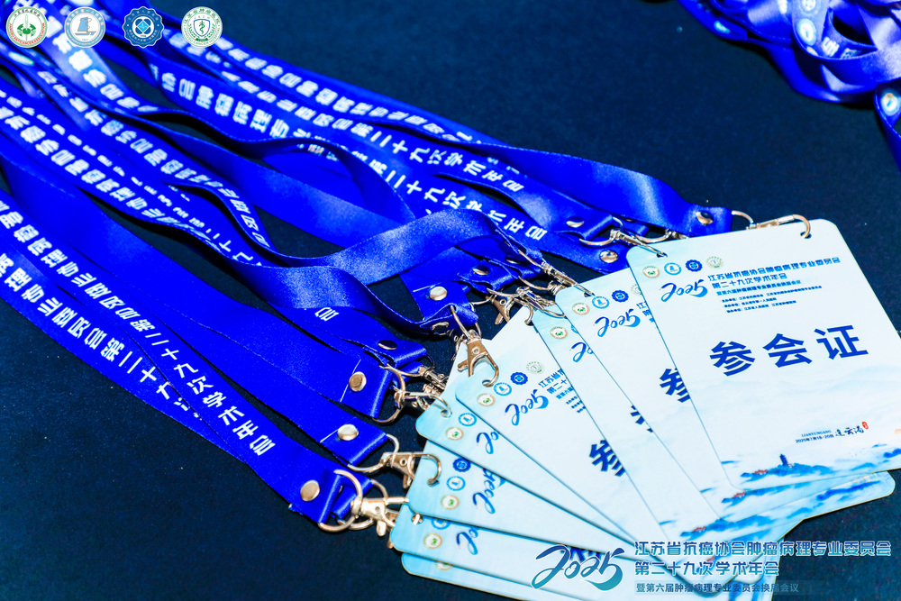 <p>系统基于机器学习算法构建动态定价模型，综合考虑三大因素：历史数据（如某房型过去30天的平均入住率）、市场趋势（如节假日需求预测）及实时库存（如剩余房间数）。例如，当系统检测到周末剩余库存较多时，会自动降低早鸟折扣力度以保护收益；反之，若工作日库存紧张，则提高协议价客户的最低预订量门槛。某商务酒店通过该功能，将周末入住率从65%提升至82%，同时平均房价仅下降5%，实现“量价齐升”。此外，系统支持A/B测试，帮助酒店快速验证不同定价策略的效果。</p>