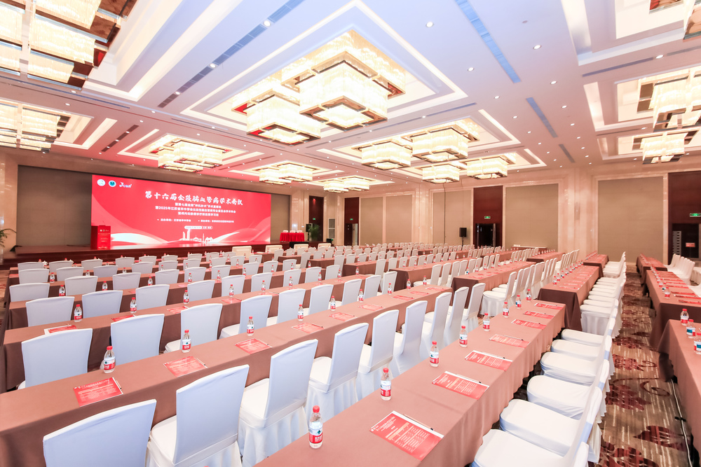 <p>快会务胸牌打印系统具有多方面的优势。在信息集成方面，它与快会务智能会议管理系统深度融合，信息传输更加流畅、准确，无需复杂的接口开发和调试。在模板定制上，提供了丰富的模板选择和灵活的自定义功能，能够满足不同用户的个性化需求。此外，快会务拥有专业的技术团队和完善的售后服务体系，能够及时为用户解决遇到的问题，确保系统的稳定运行。而且，快会务在实际应用中积累了大量的成功案例，证明了其系统的可靠性和实用性，更多案例可前往“快会务·案例精选栏目进行搜索查阅”。</p>