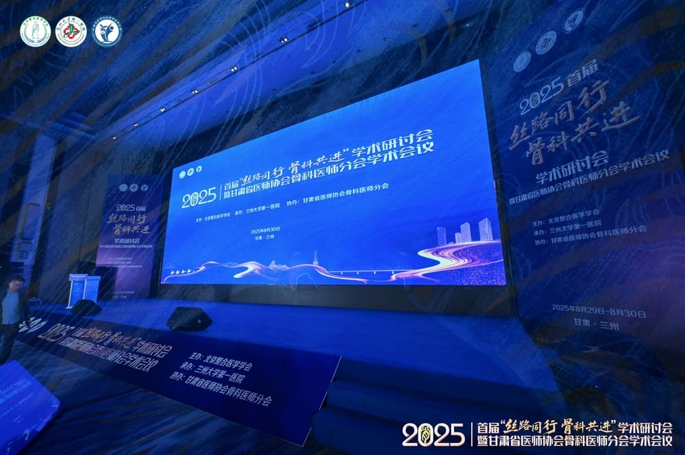 <p>快会务系统从细节处优化参会体验：首先，签到流程简化，参会者无需排队填写表格，刷脸或扫码即可完成；其次，系统集成会议日程、资料下载、互动投票等功能，参会者通过小程序一键获取信息；第三，实时推送通知（如议程变更、用餐提醒），避免信息遗漏；最后，会后提供电子签到证明、会议回顾等资料，增强参会者获得感。某医药行业论坛反馈，使用快会务后，参会者满意度从78%提升至92%，主要归功于“无接触签到”与“一站式信息获取”功能。</p>