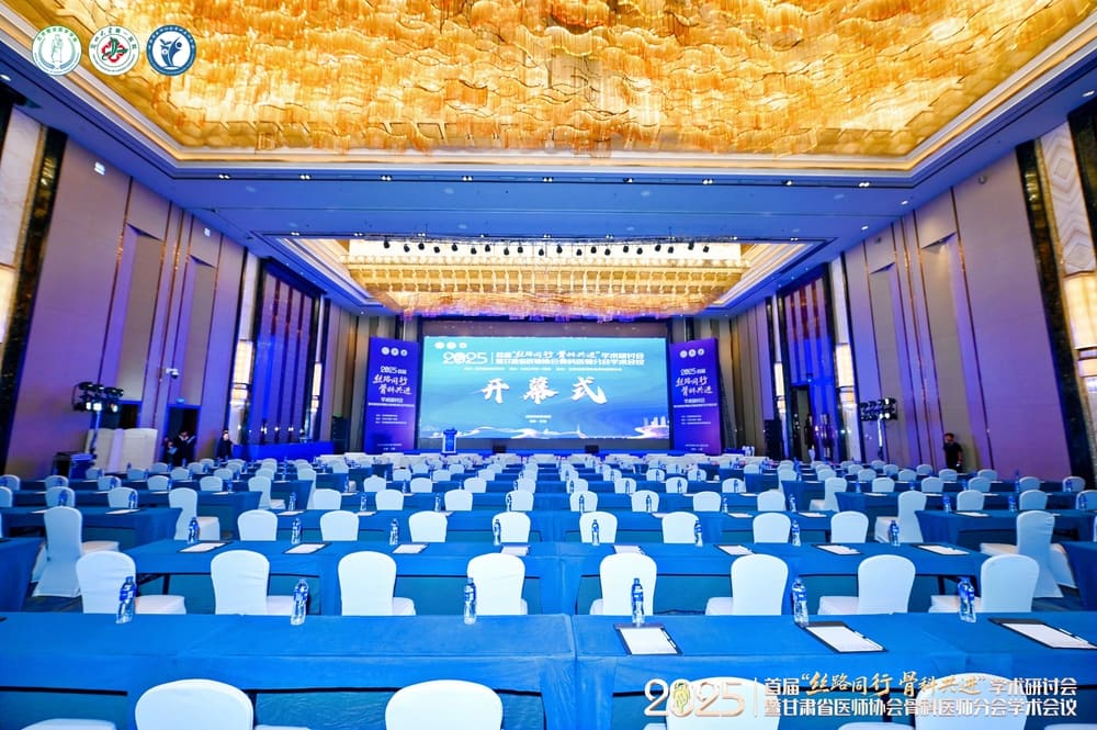 <p>会议签到系统是一种综合性的会议管理工具，通常包含多种签到方式（如扫码、人脸识别、NFC等），并能够与会议的其他环节（如报名、议程、直播等）进行集成。而电子签到系统则更专注于签到过程的数字化，主要功能是通过电子设备完成签到操作，强调签到的便捷性和数据的准确性。</p>

<p>快会务的会议签到系统不仅支持多种签到方式，还能与会前、会中、会后的管理功能无缝衔接，实现会议的全流程管理。相比传统的电子签到系统，快会务的系统更加全面，能够满足不同会议场景下的多样化需求。</p>