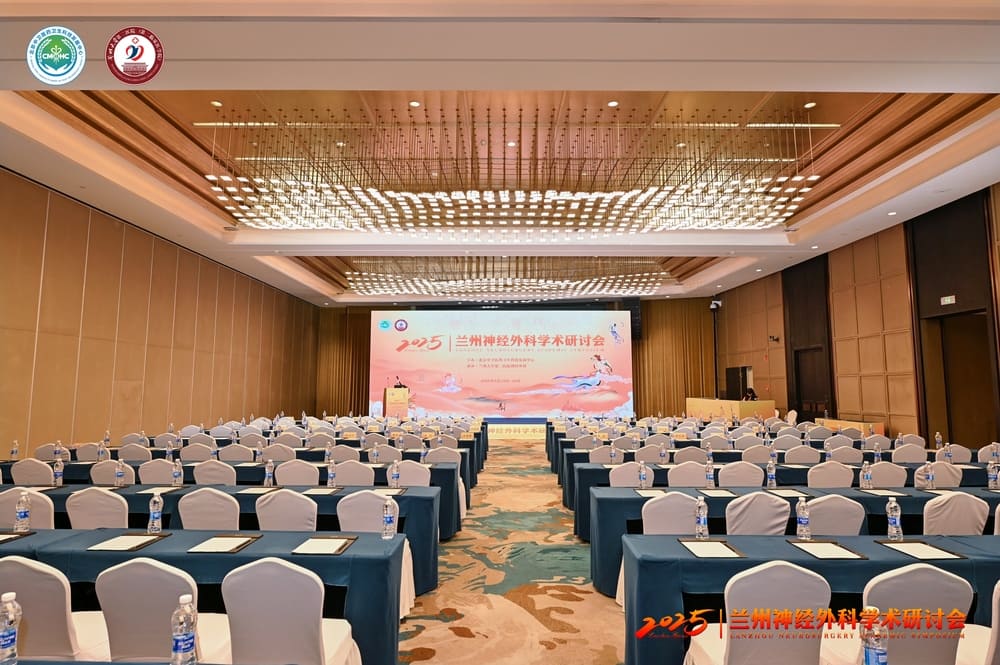 <p>政务类会议在应急预案设计中应重点关注政治风险、安全保卫、信息保密等方面。由于政务会议通常涉及敏感议题与重要嘉宾，因此预案中需明确政治风险的应对措施，如突发政治事件的应急响应机制。同时，加强安保力量的部署，防止非法入侵或破坏活动，确保与会人员的安全。此外，还需做好信息保密工作，防止敏感信息泄露，维护会议的严肃性与权威性。</p>