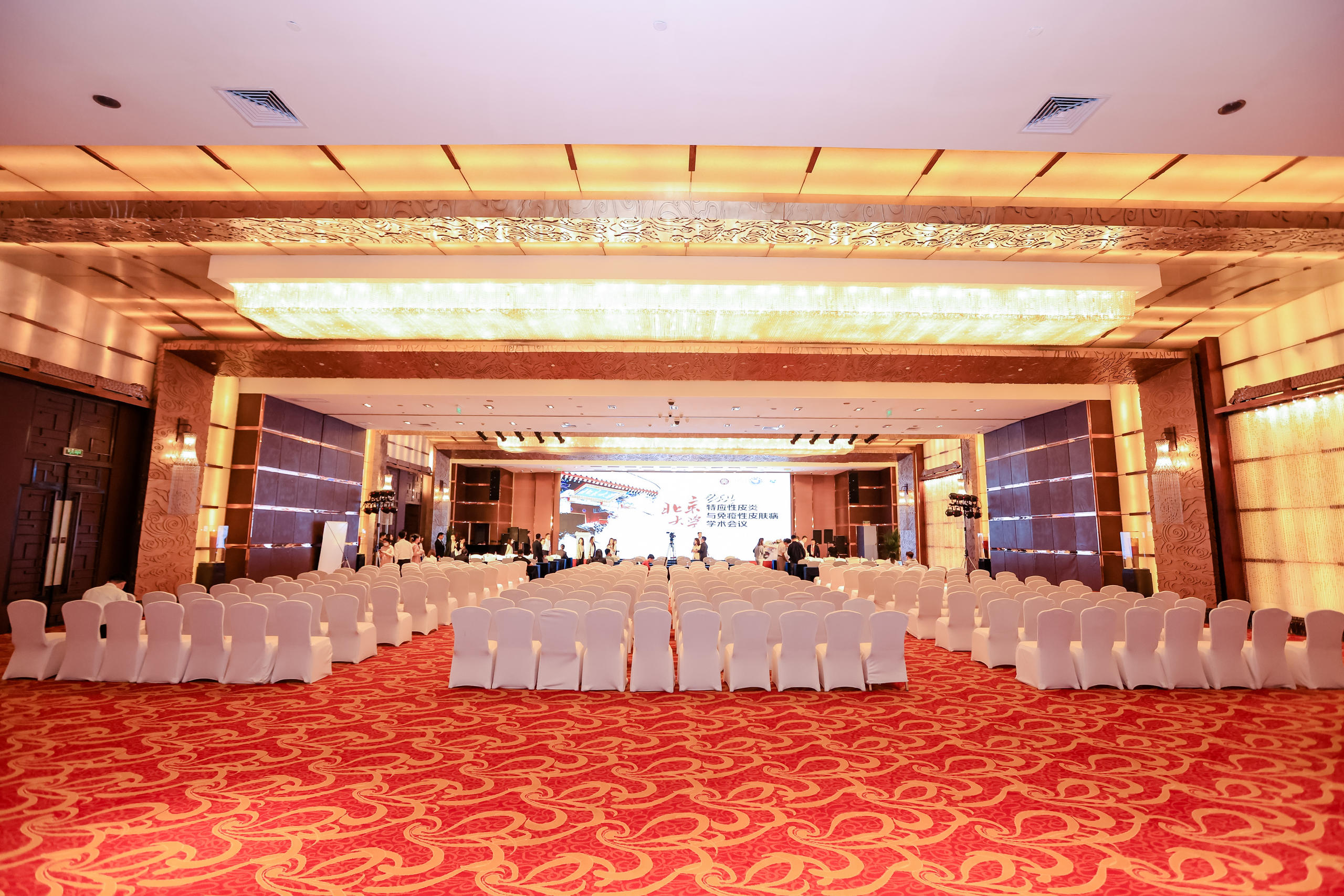 <p>会务软件通过其强大的数据分析功能，能够自动收集并整理会议相关的各种数据，如参会率、签到时间、会议议程参与度、满意度调查结果等。这些数据经过系统的分析和处理，可以生成详细的报告和图表，直观展示会议的各项指标和效果。组织者可以根据这些数据报告，深入了解会议的优点和不足，找出需要改进的地方，并制定相应的改进措施。例如，如果发现某个议程的参与度较低，组织者可以考虑调整议程内容或时间安排；如果满意度调查中反映出签到流程存在问题，组织者可以优化签到方式或增加签到人员等。通过数据分析，会务软件为会议改进提供了有力的数据支持。</p>